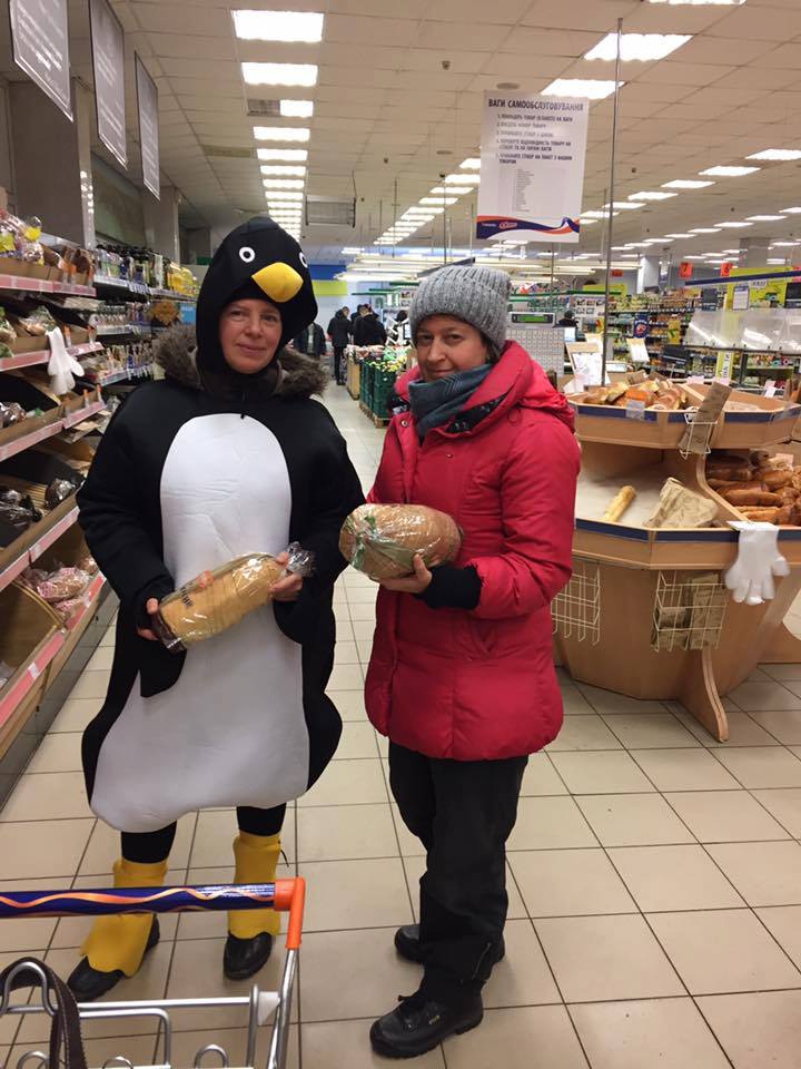 Видовище є -  бракує хліба )