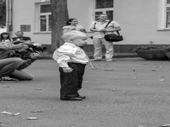 Там відбувається щось цікаве.