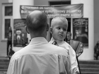 За спиною тата.