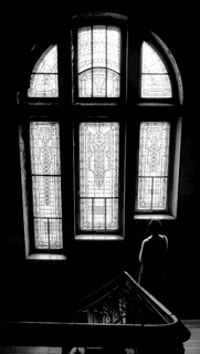 Смотрящая в окно