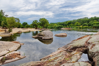 Каменные берега.