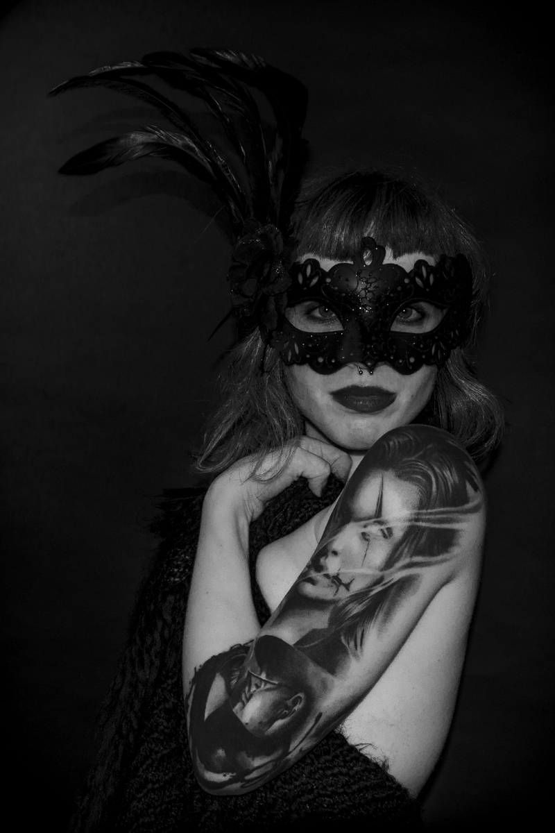 Under the feather mask LR-1515