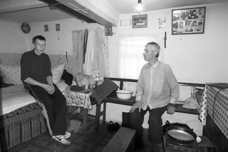 Дід і онук у старій хаті