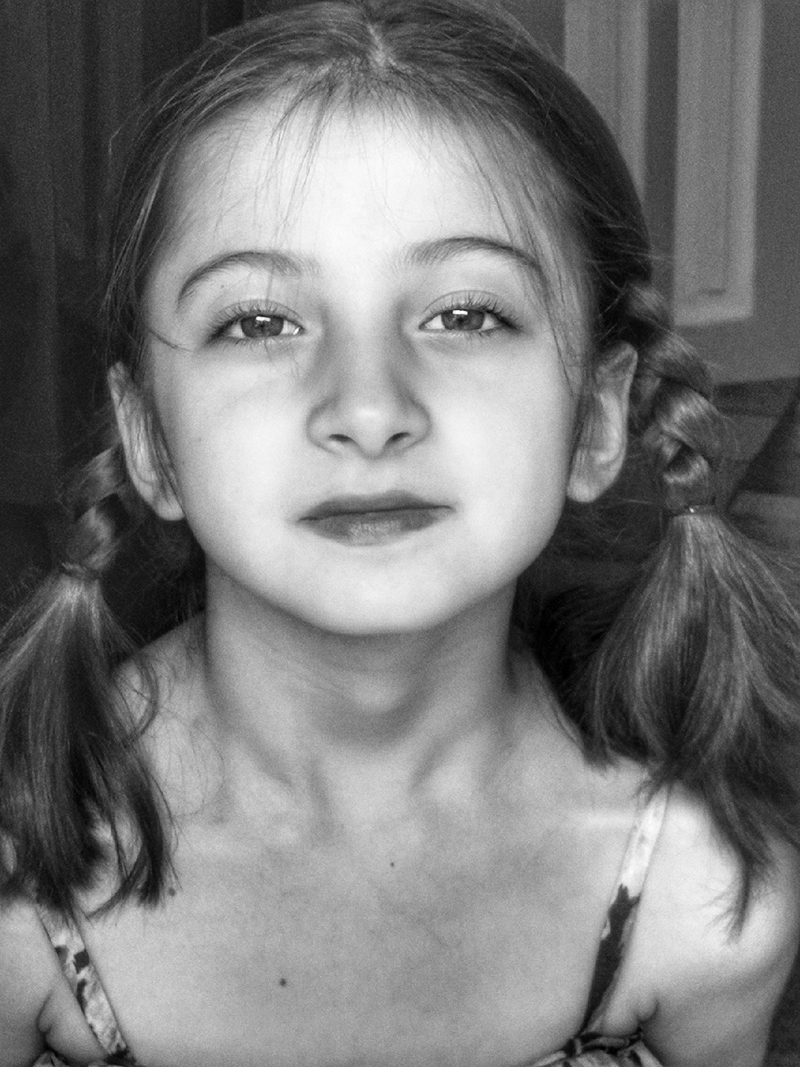 Девушка с косичкой