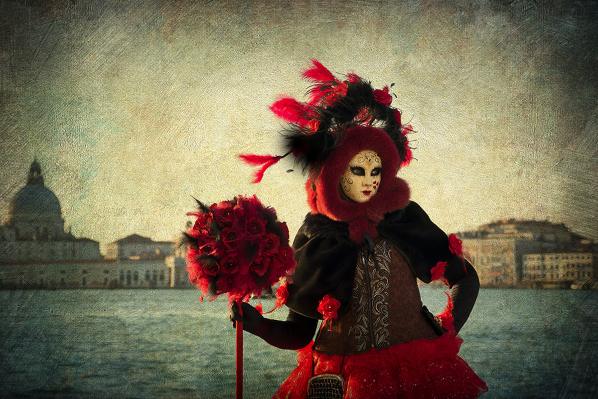 Dama con ramo de rosas