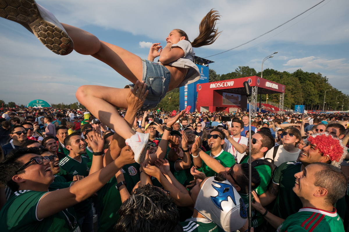 Безумие футбольных болельщиков в фан-зоне на Воробьевых горах в Москве