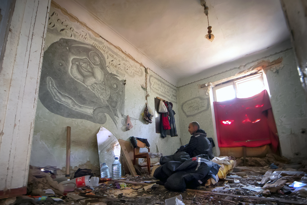 Коли прийдешь, я буду далеко..