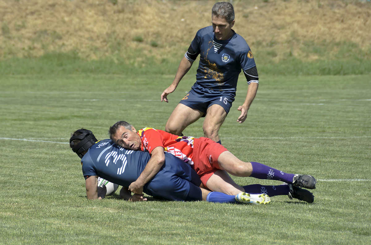 Дружні обійми