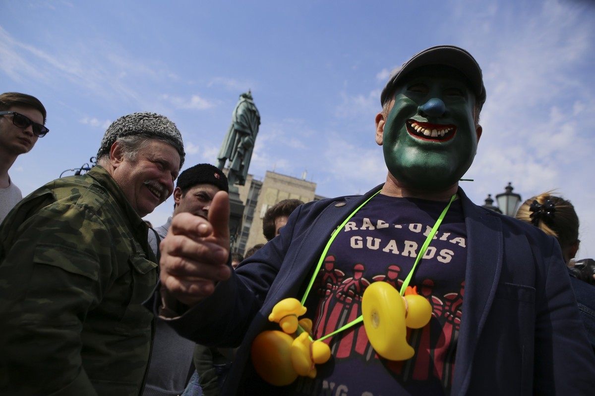 Казак и человек в маске Навального.