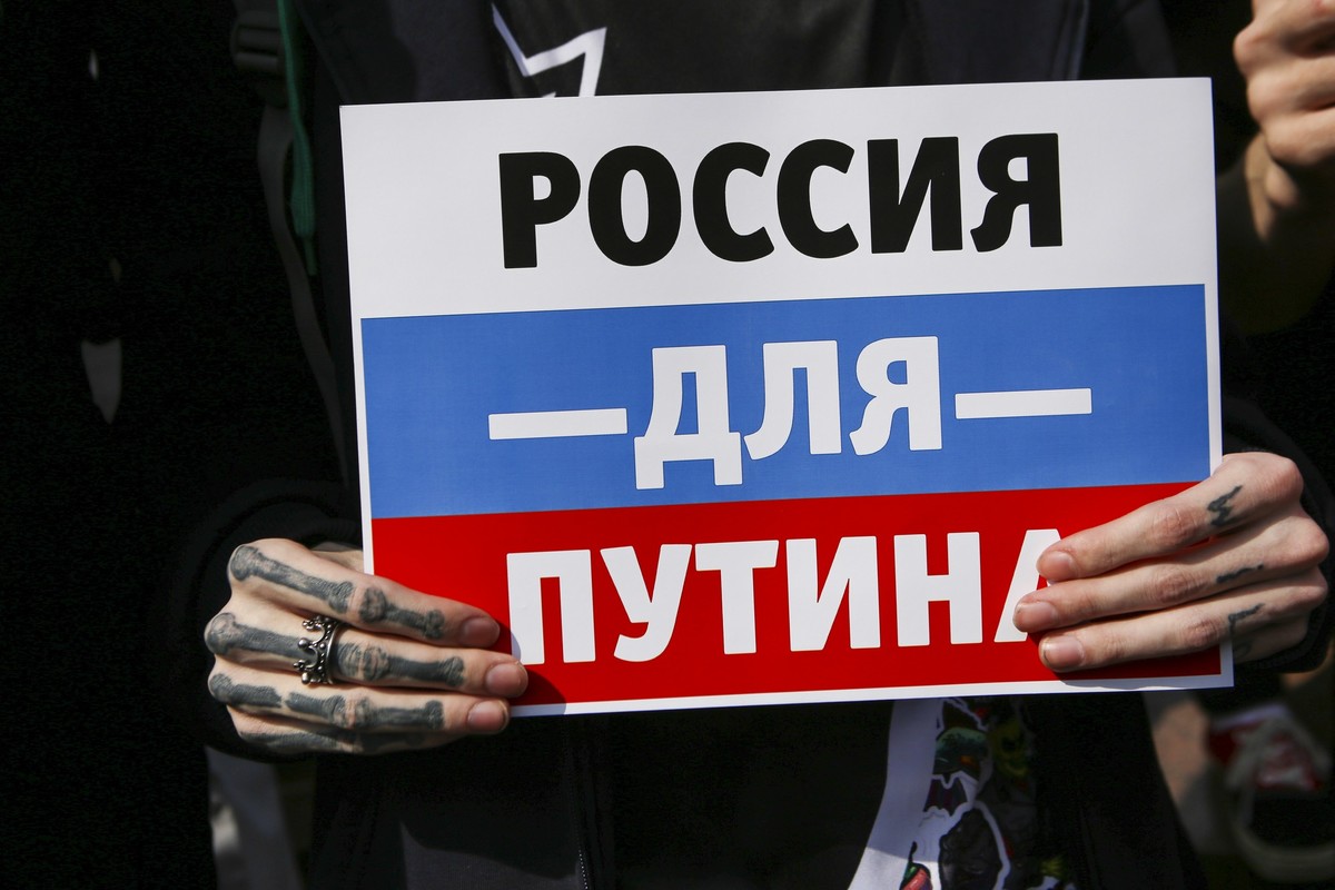 Плакат сторонника Владимира Путина движения НОД