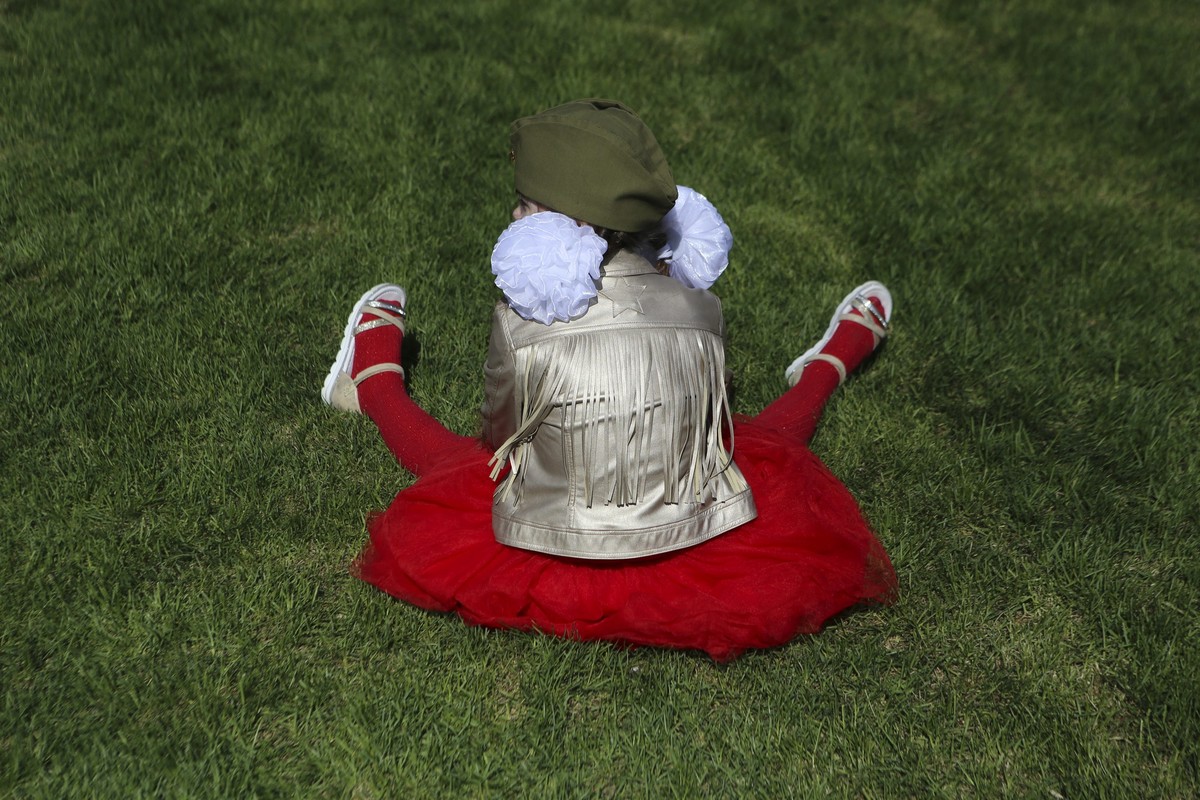 Девочка на 9 мая перед тем, как идти на Бессмертный полк