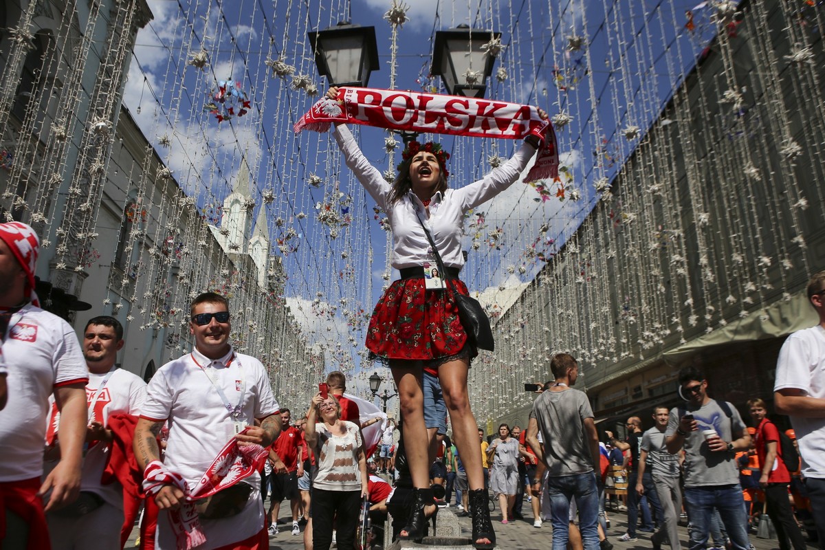 Болельщики Польши на Никольской улице перед матчем