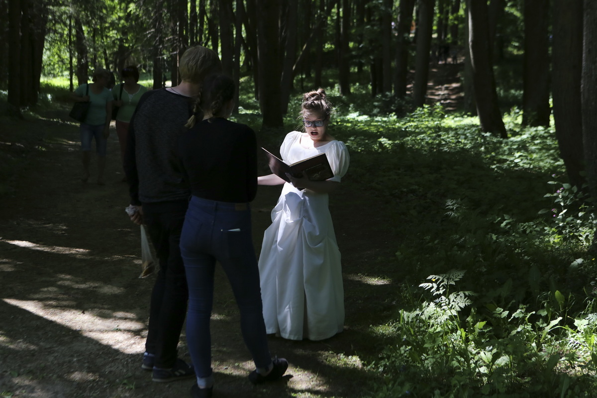 Девушка читает сказку Пушкина прохожим