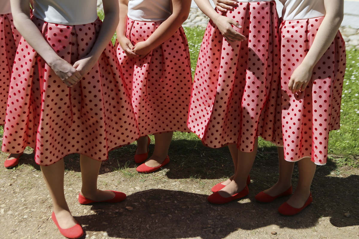 Девушки в одинаковых нарядах