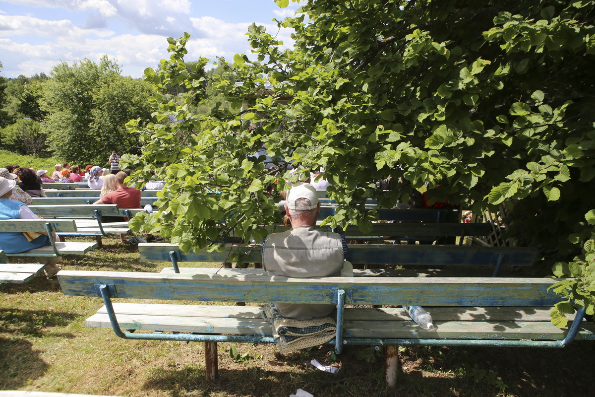 Отдыхающий на лавочке