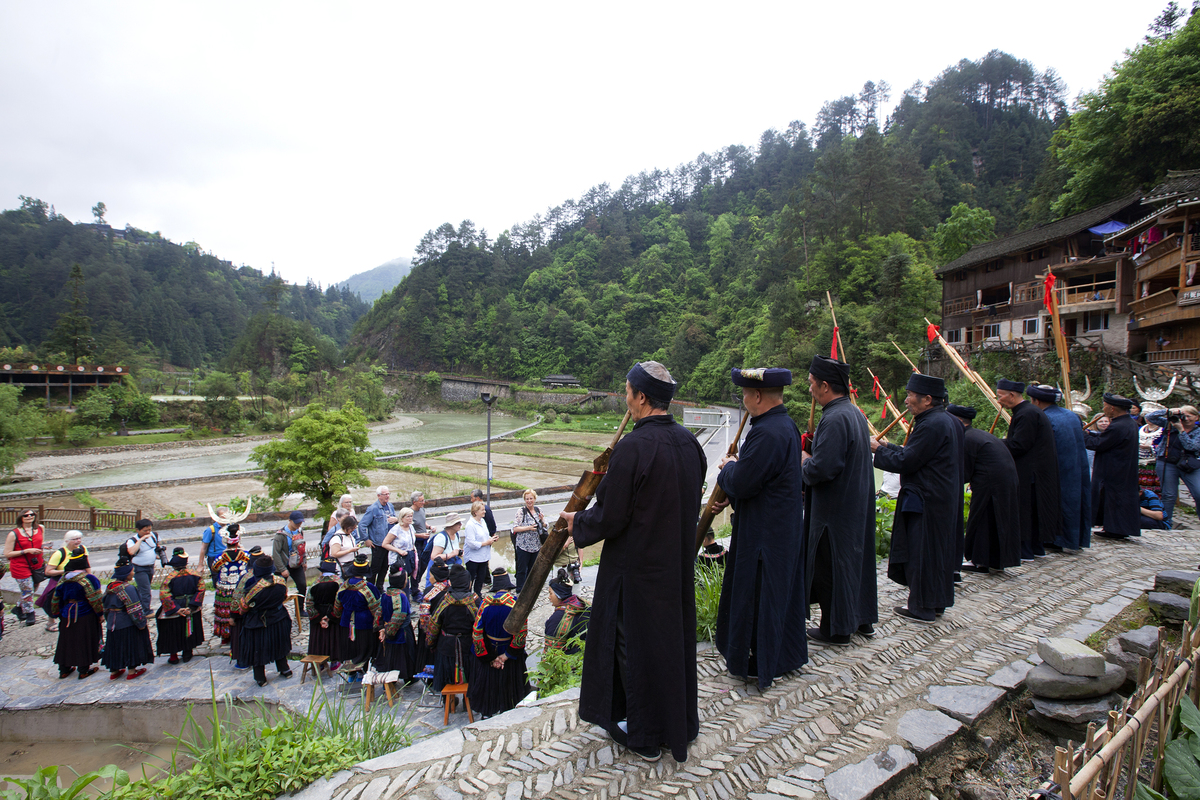 12-Visitors come from afar