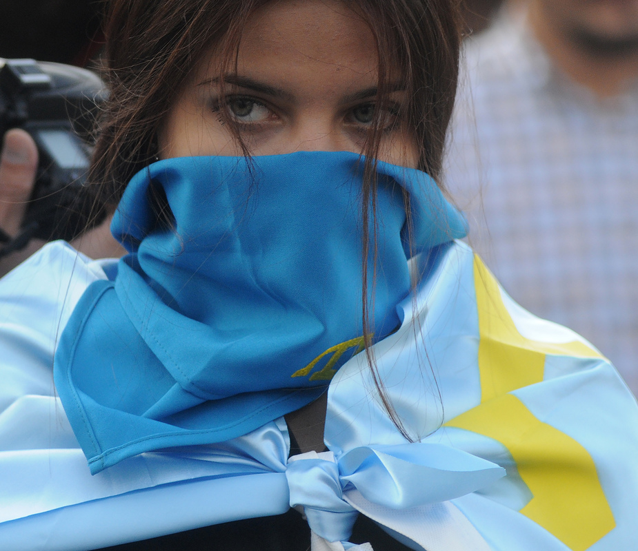 Девушка с крымскотатарским флагом