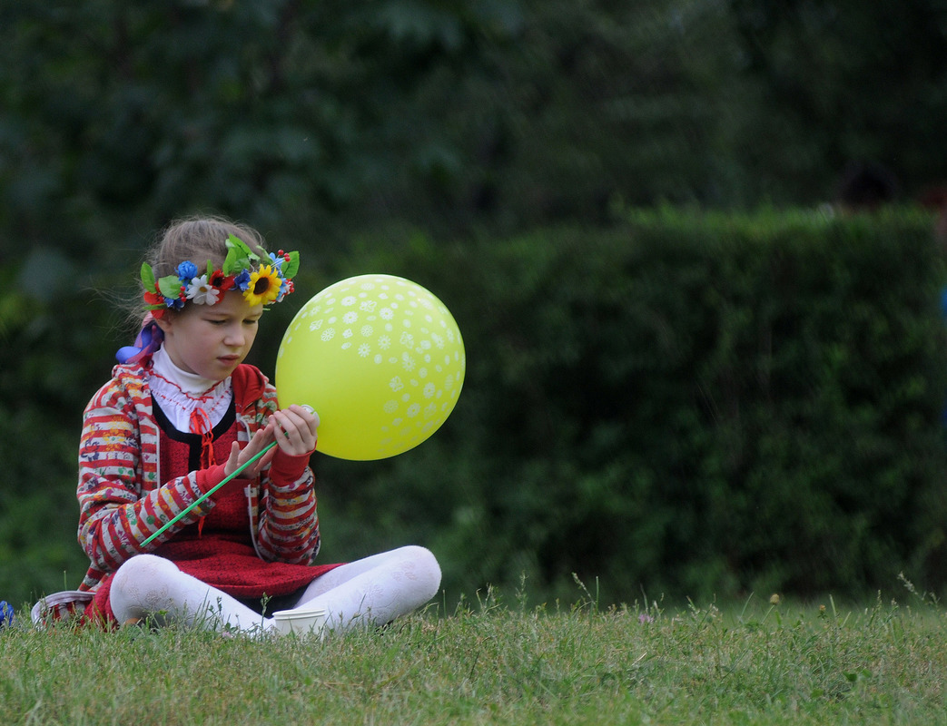 Девочка держит воздушный шарик