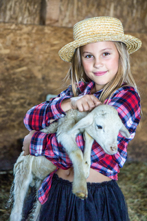 З маленьким ягнятком