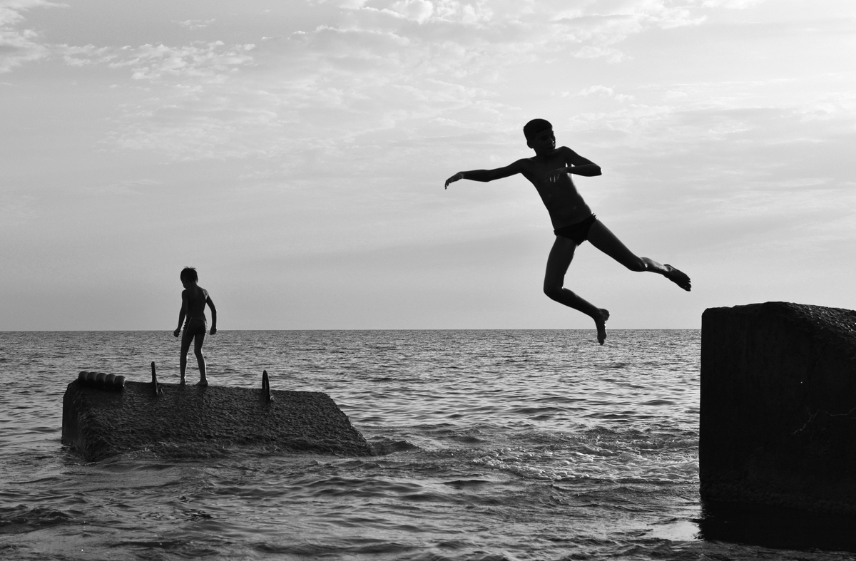 Мальчики и море.