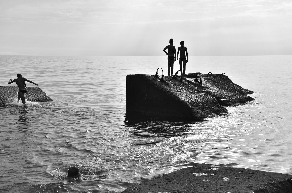 Мальчики и море.