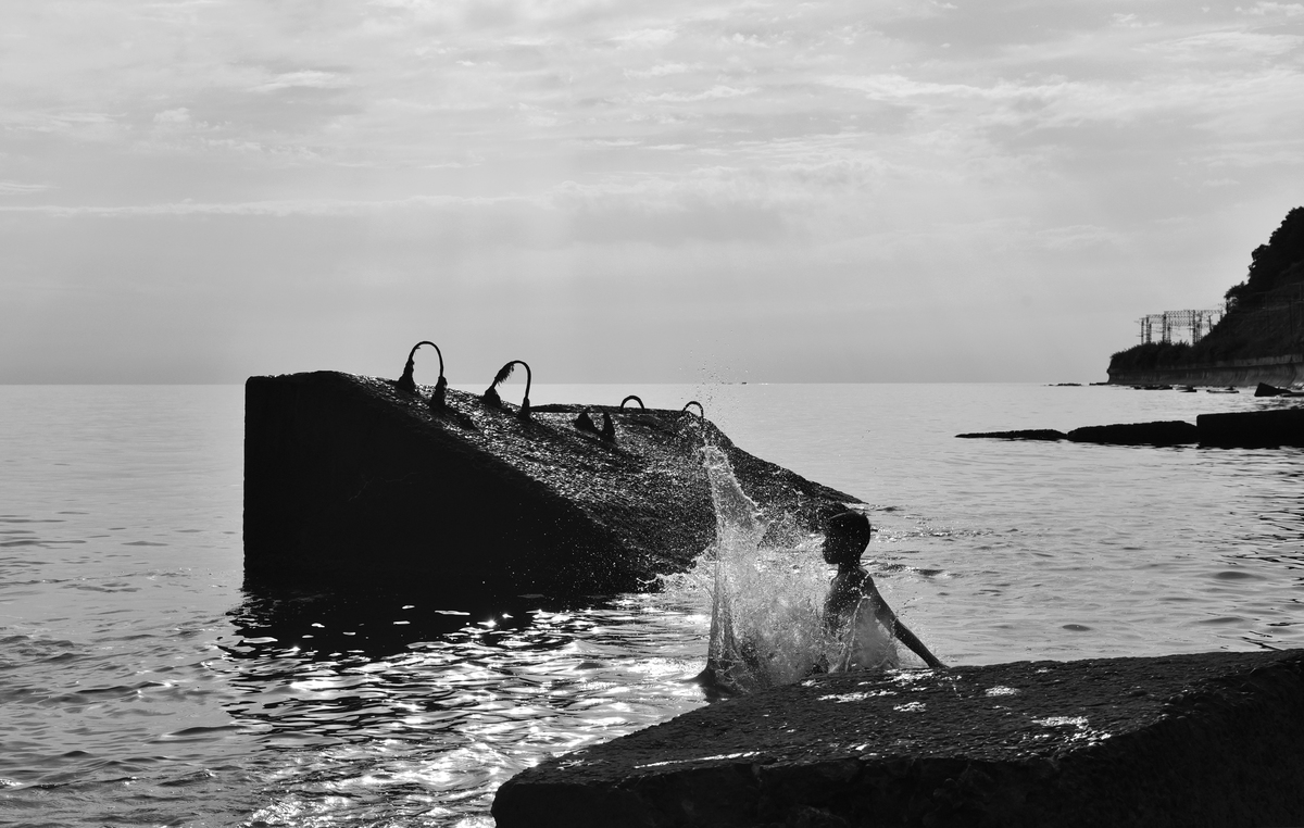 Мальчики и море.