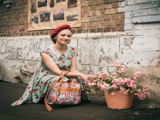 Пані в береті