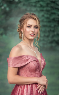 Дівчина в рубіновому