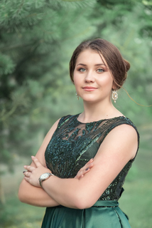 Дівчина в смарагдовому