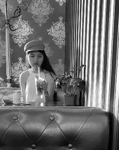 Девушка в кафе