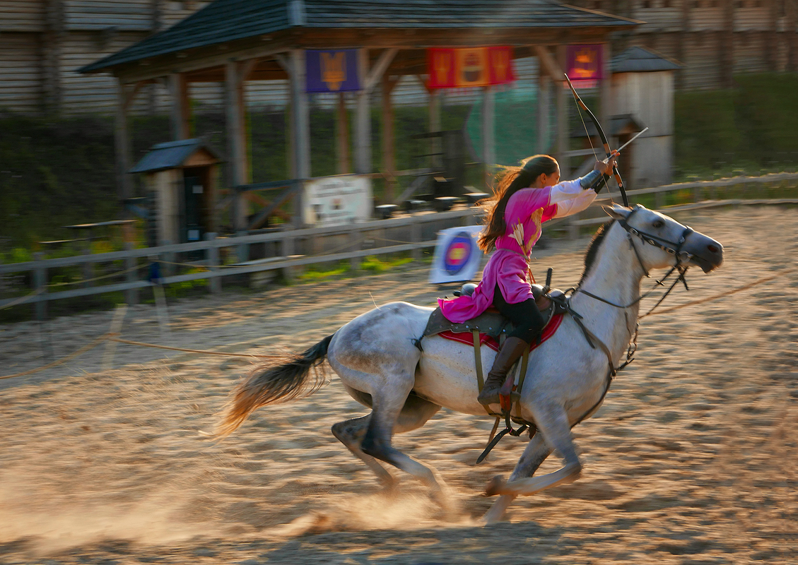 Виступ кінних лучників у парку 