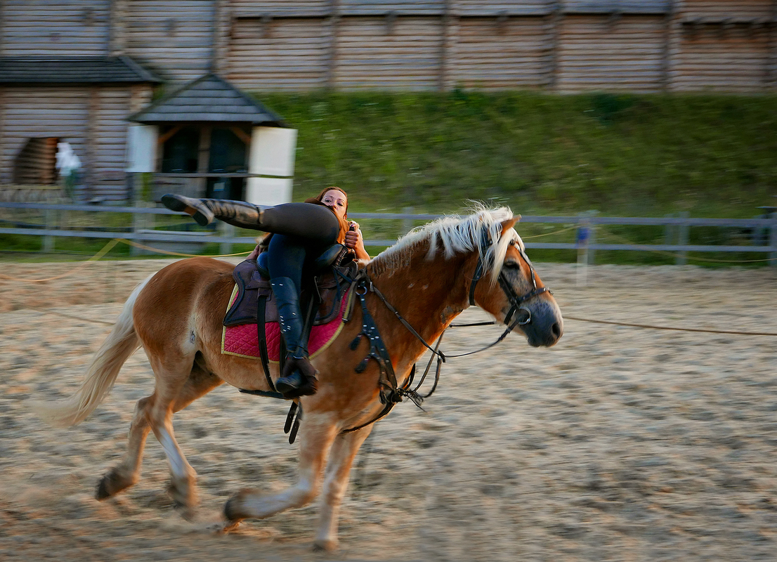 Виступ кінних лучників у парку 