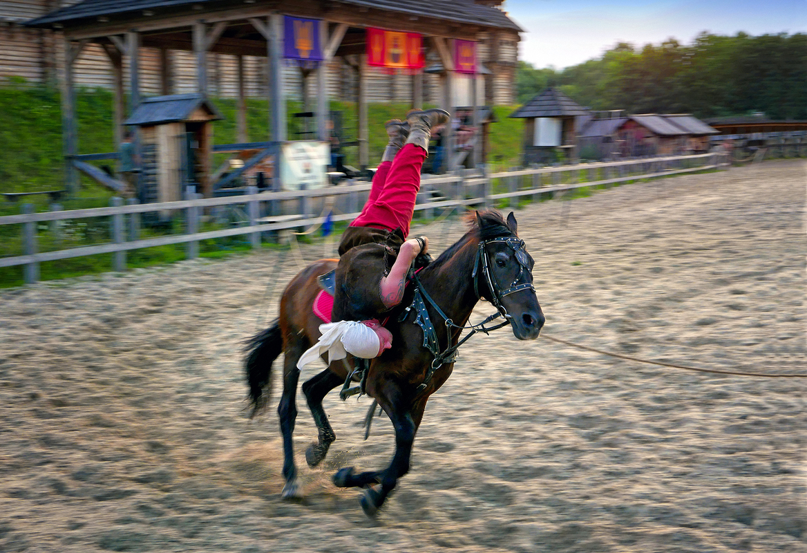 Виступ кінних лучників у парку 