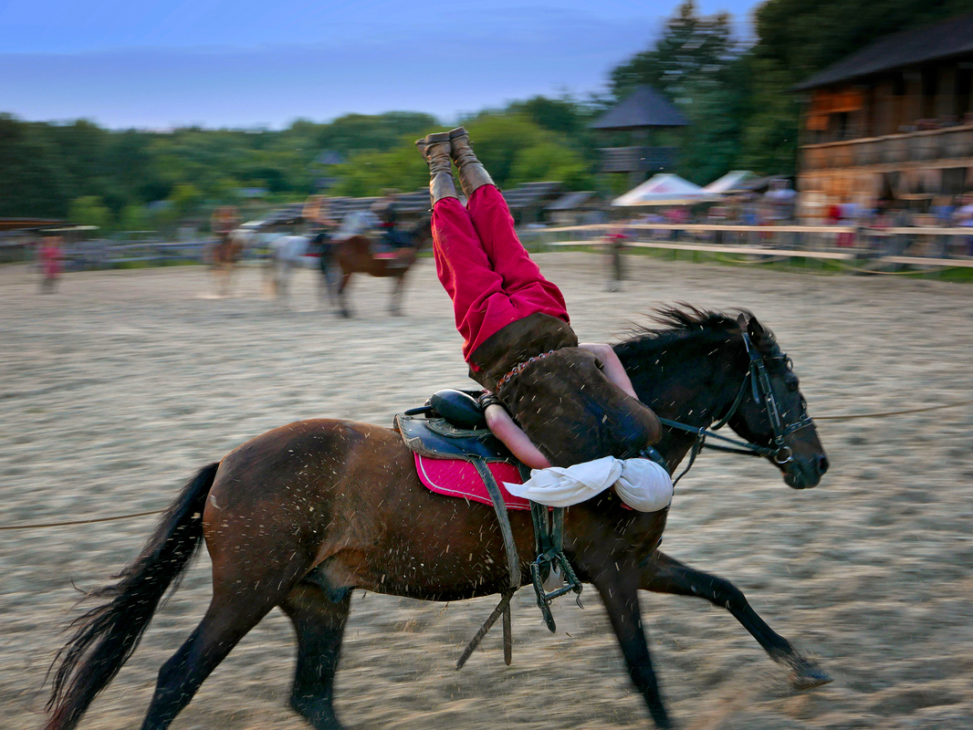 Виступ кінних лучників у парку 