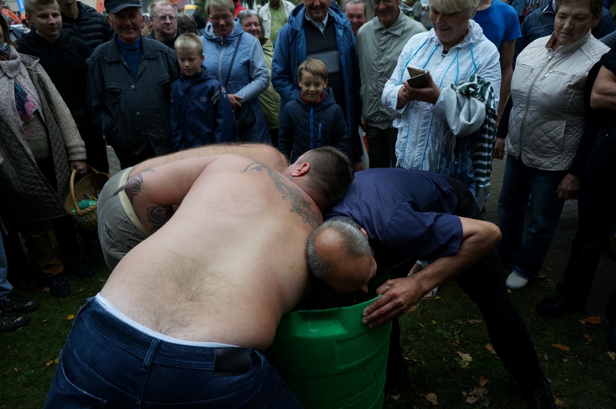 Ловля рыбы вручную - 2