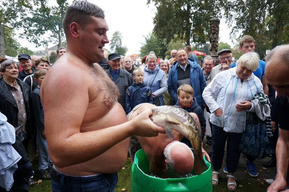 Ловля рыбы вручную - 3