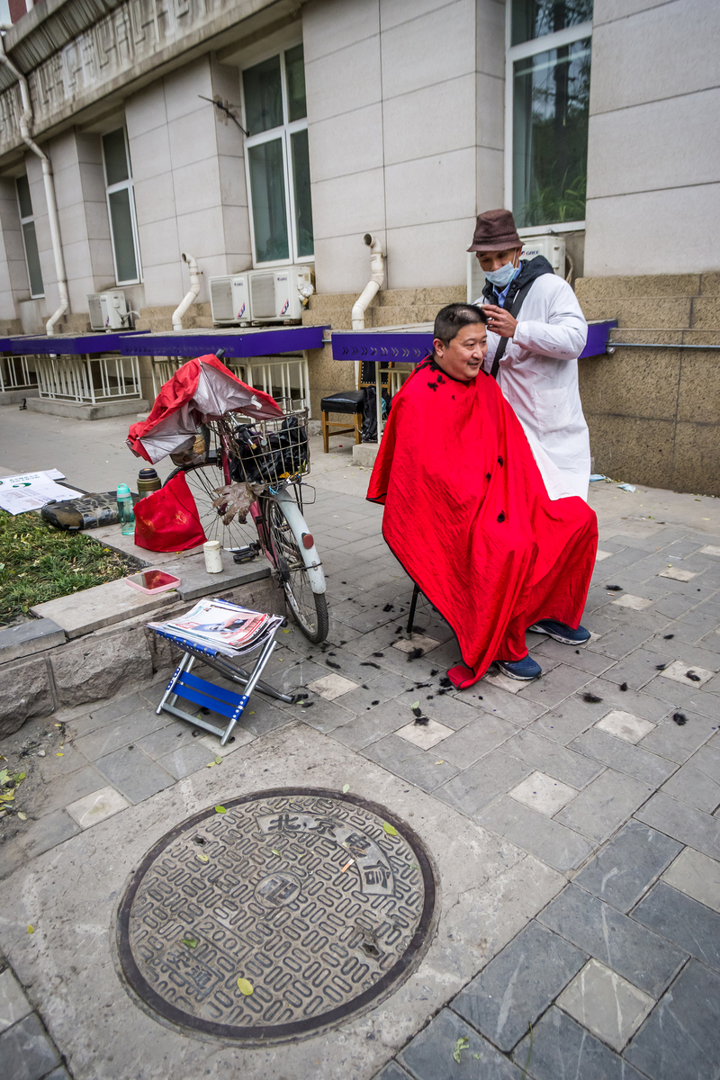 Вуличний перукар в Пекіні