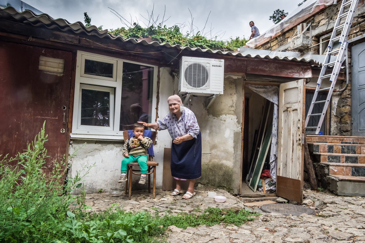 Бабуся з онуком у дворі на Молдаванці в Одесі.
