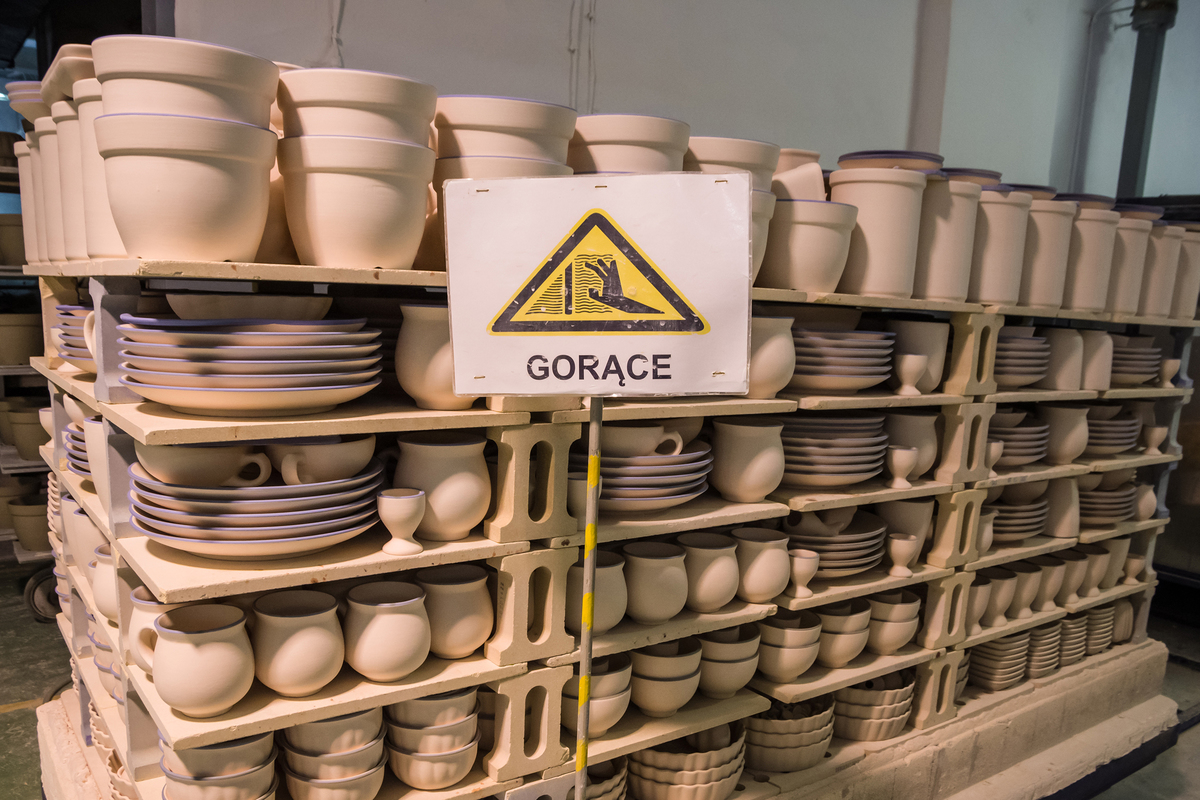 Кераміка в формах після першого випалу