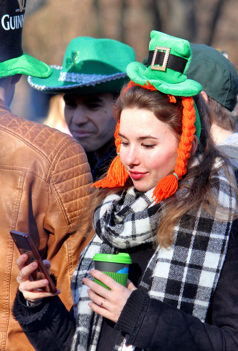 Руді кіски, зелений капелюшок