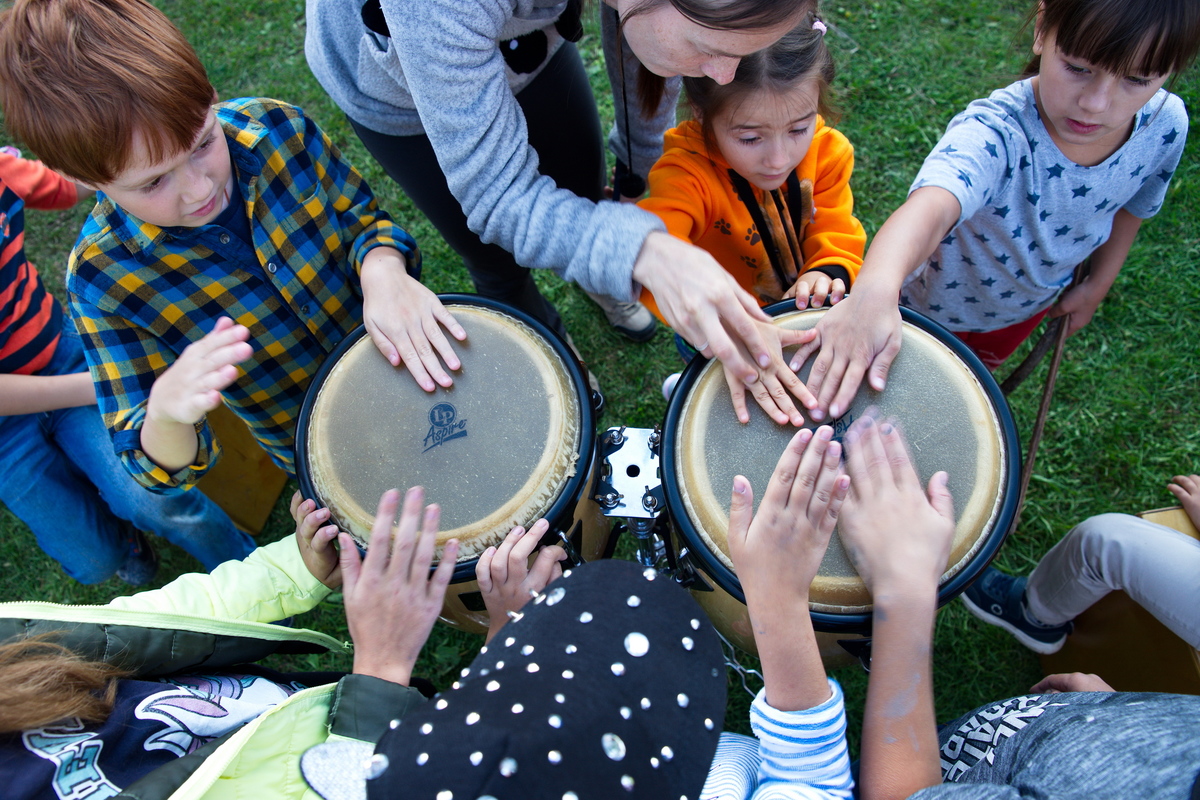 Вместе играть на барабане!
