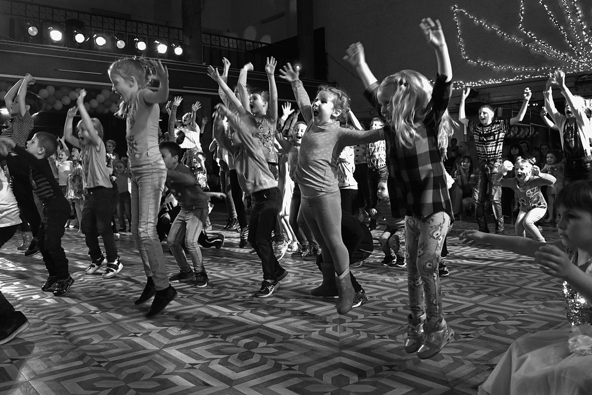 Это дети на дискотеке