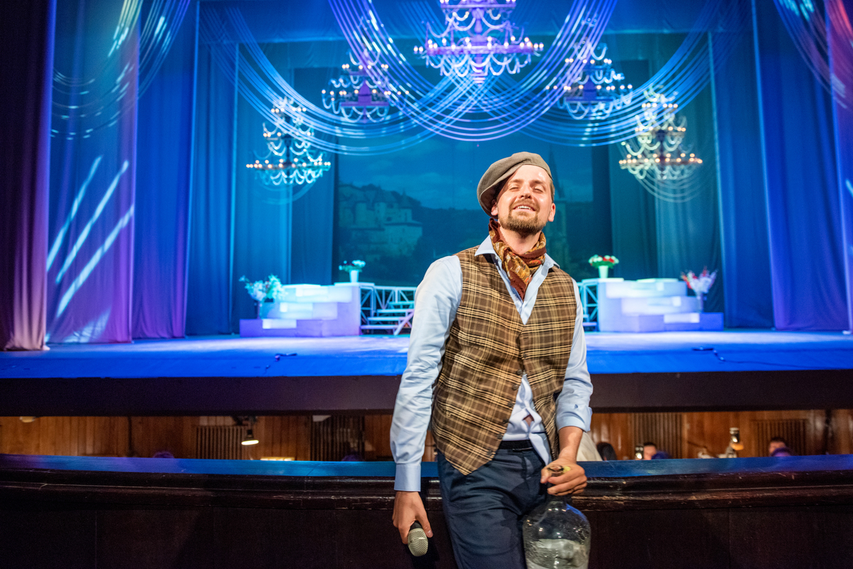 Свадьба. Тамада уже хороший