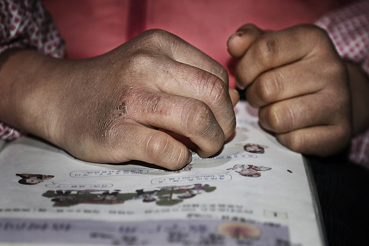 Shining shoes in the cold wind, Chunhua Yang's 11-year-old weak hands, leaving traces of hard work too early