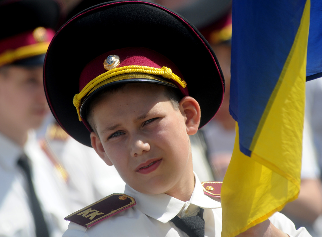 Кадет держит флаг Украины