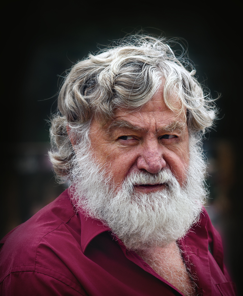 Портрет чоловіка у червоному