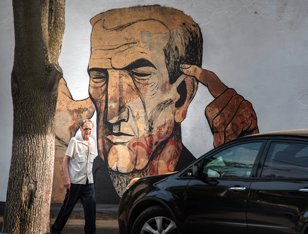 2_P_Yevheniy Boyarchuk_Mural and passerby_Lutsk Ukraina