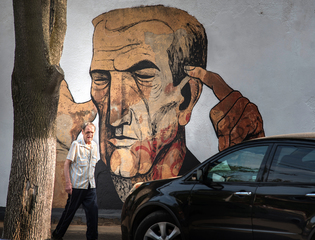 2_P_Yevheniy Boyarchuk_Mural and passerby_Lutsk Ukraina