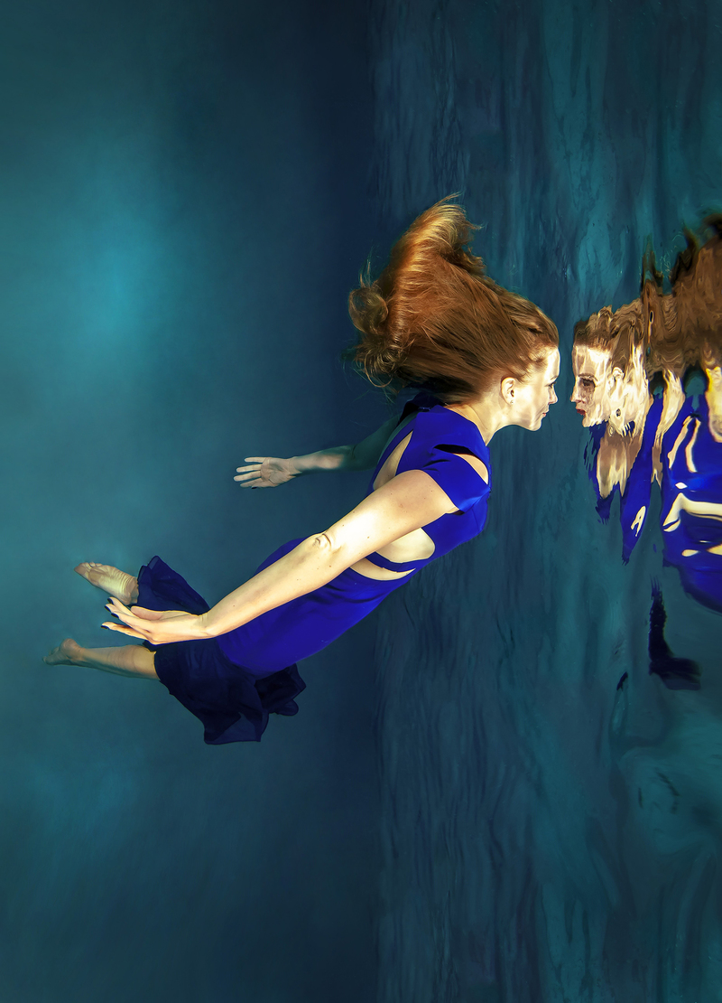 Дивлячись по той бік дзеркала