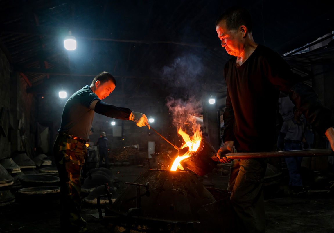 Craftsman of cast iron pot